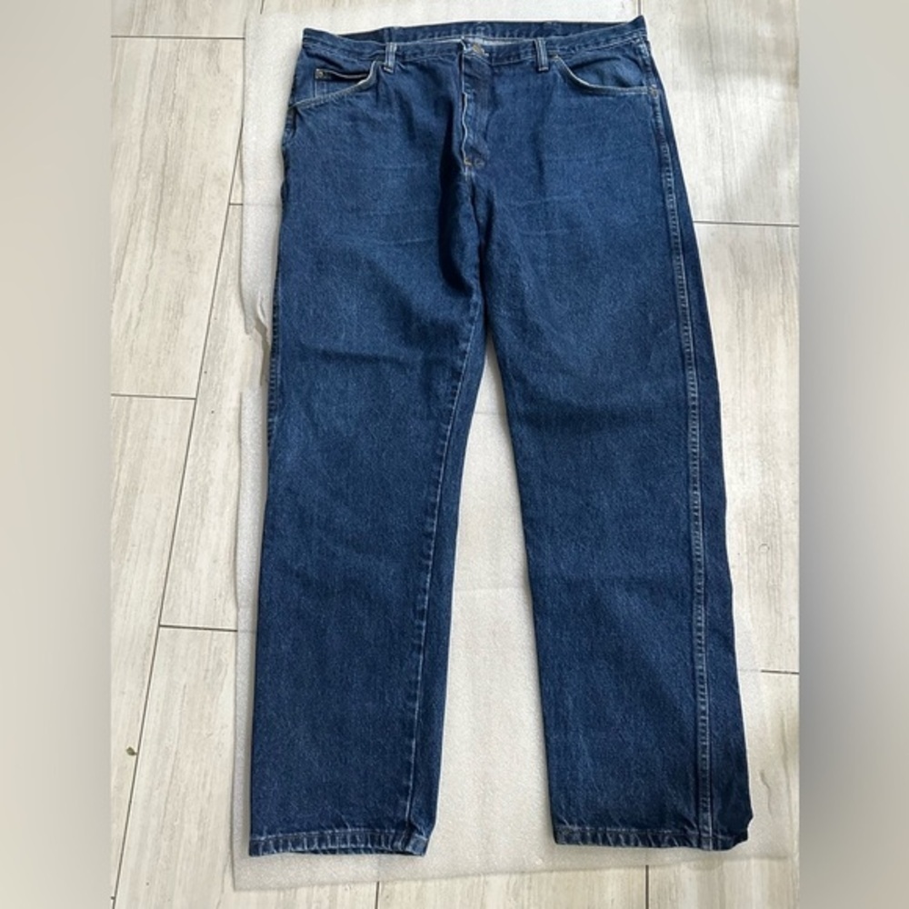 Wrangler Size 42X 32 Straight Leg Jeans (TAG SIZE 42X 32")